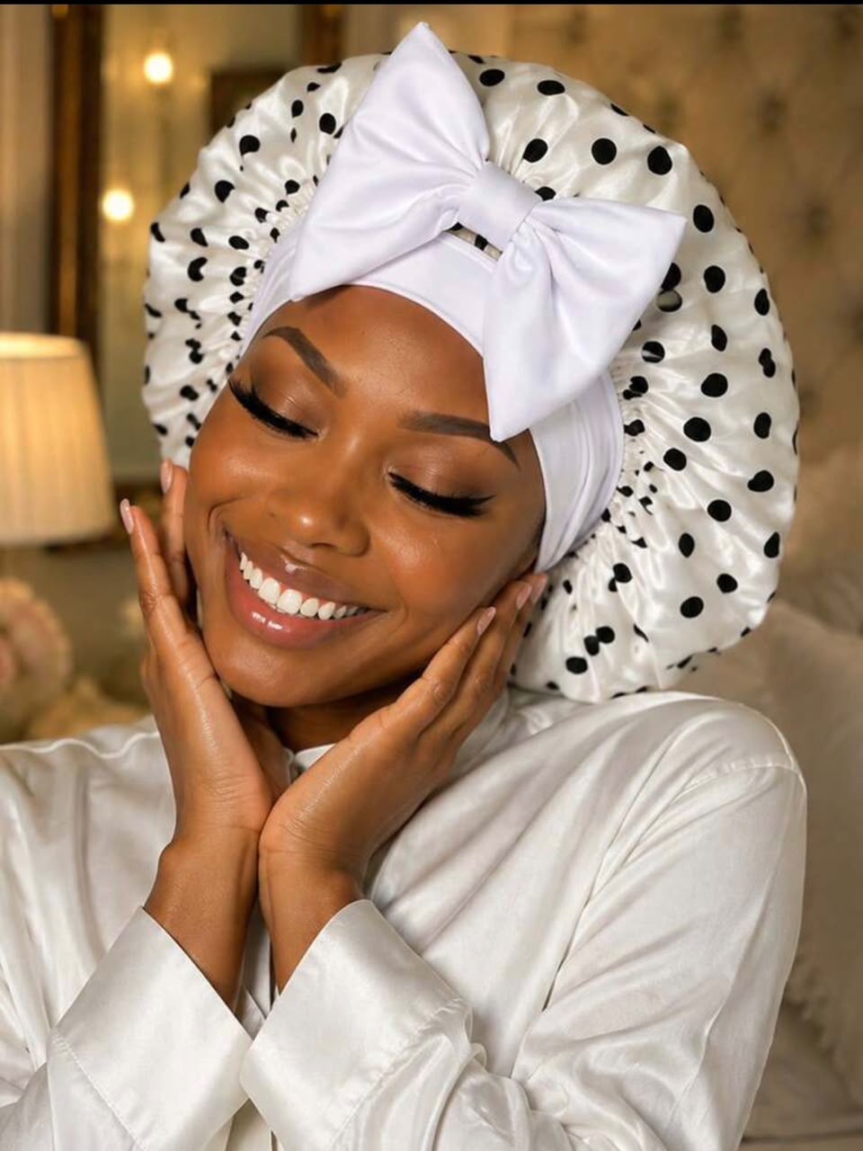 Bonnet en Satin à pois avec grand nœud